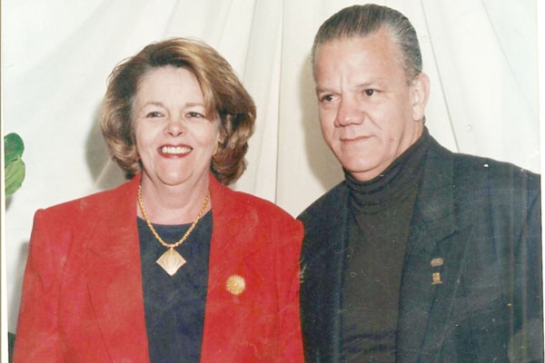 Um abraço muito especial neste domingo para a comadre Maria Madga Ferri de Paula, que está mudando de idade. Ela é a mulher e parceira do florista e decorador Liliko